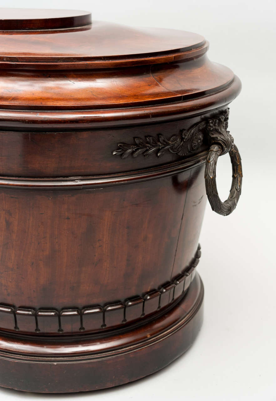 An Exceptional Regency Mahogany Oval Wine Cooler In Good Condition For Sale In Moreton-in-Marsh, Gloucestershire