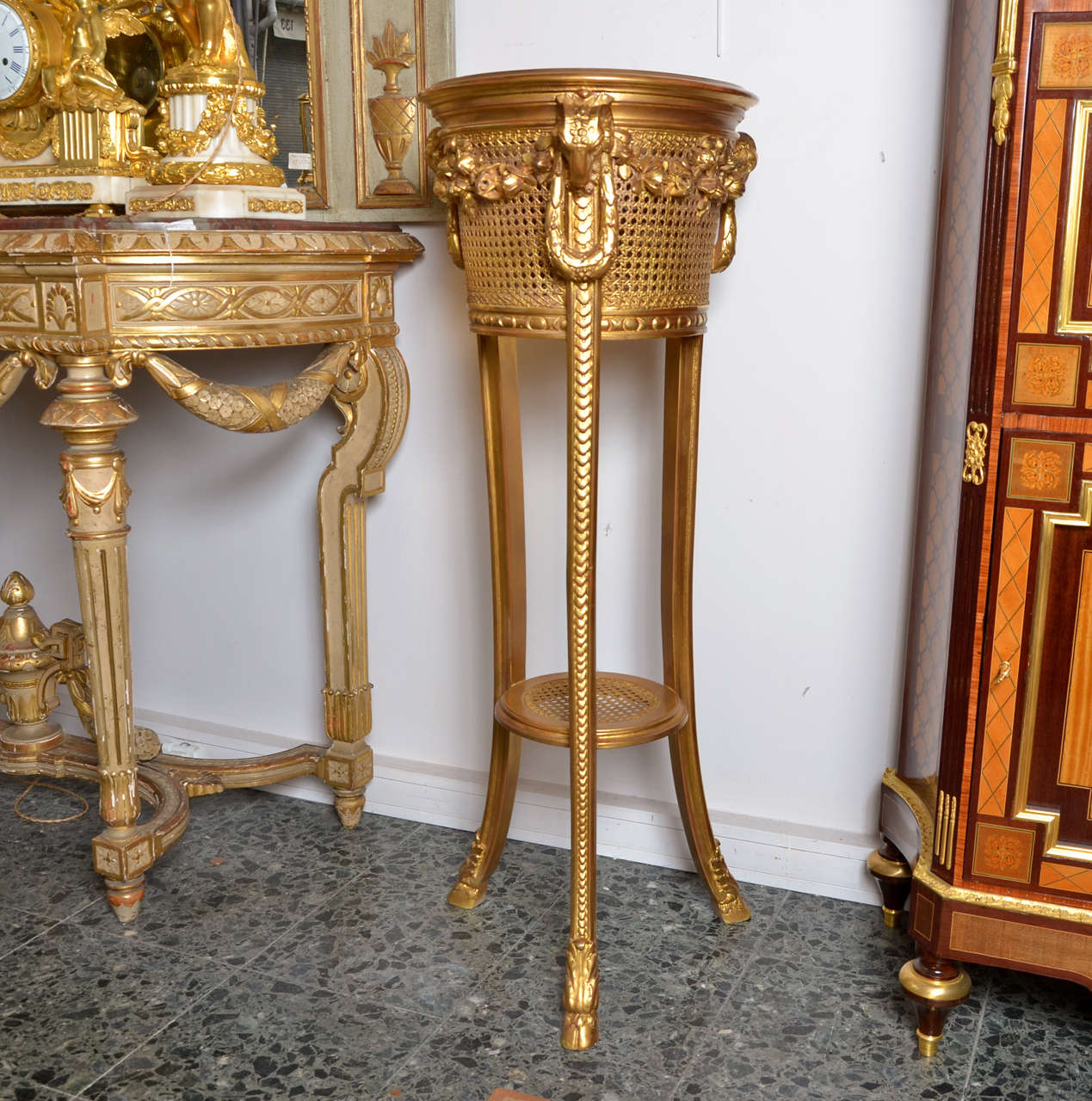 Gilded wood jardinière, the top is canned, bowl in tole painted is newly refected.