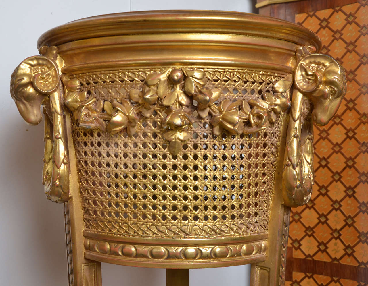 Gorgeous Gilded  Wood And Canned Jardiniere In Excellent Condition For Sale In Paris, FR