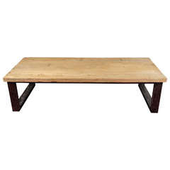 Table basse en bois de teck de style industriel