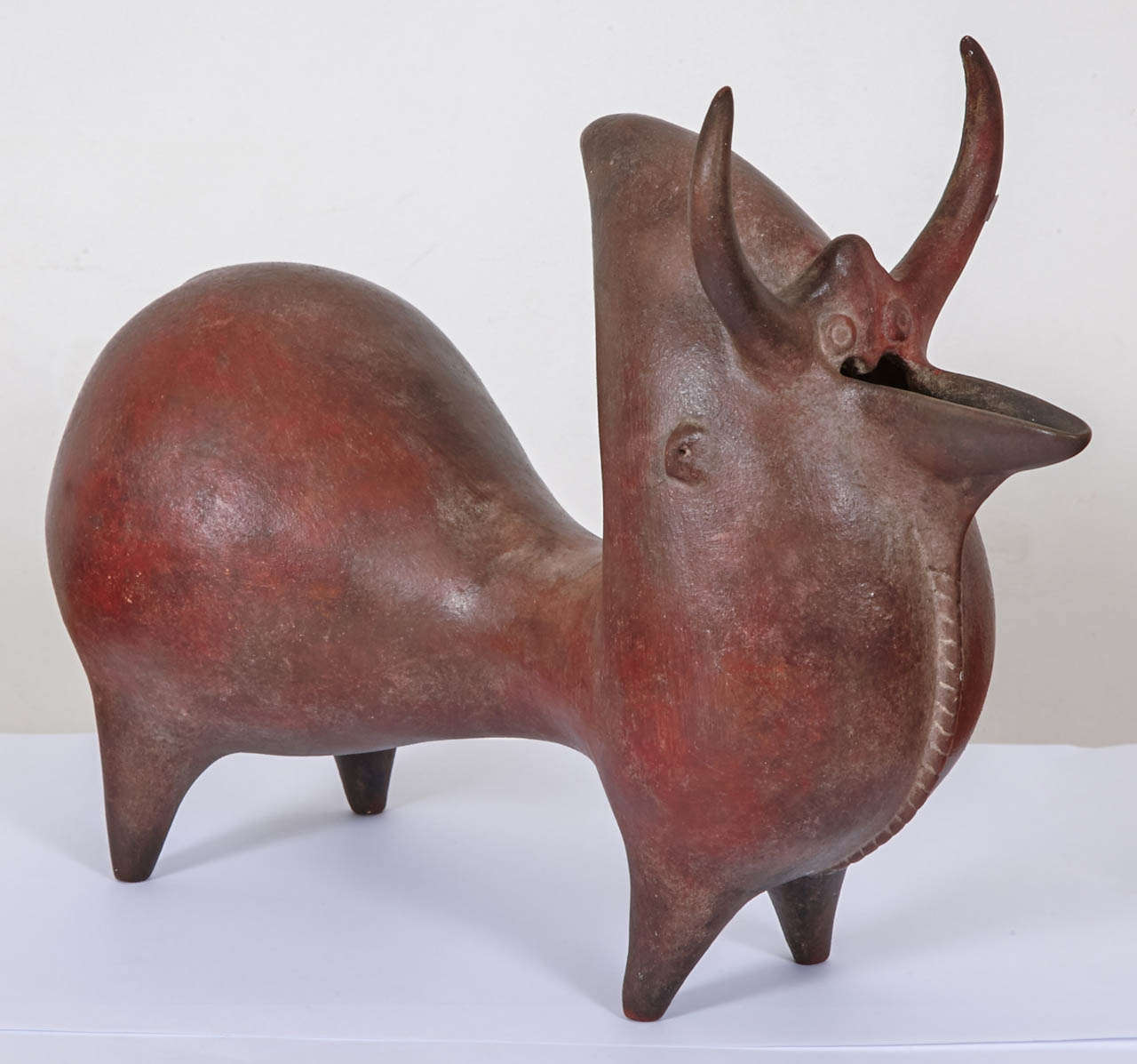 Céramique brune en forme de taureau stylisé, par François RATY, vers 1950.
Pièce unique.    

François Raty (1928-1982), scumptor et céramiste, a étudié à l'école d'art de la Grande Chaumière de Paris, puis a travaillé à Vallauris et à