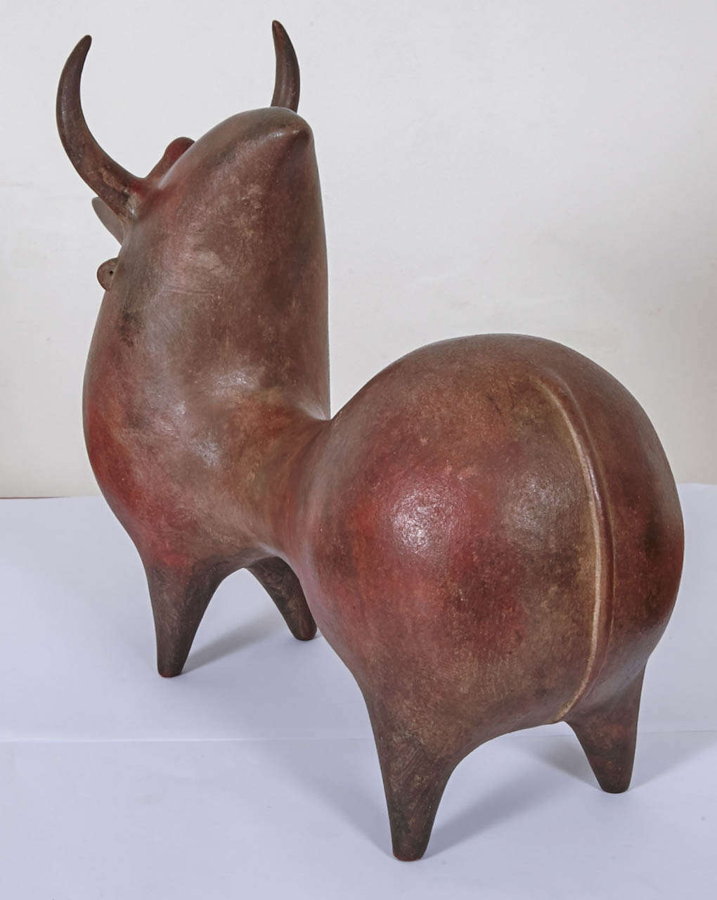 Milieu du XXe siècle Taureau stylisé en céramique Brown par François Raty, vers 1950