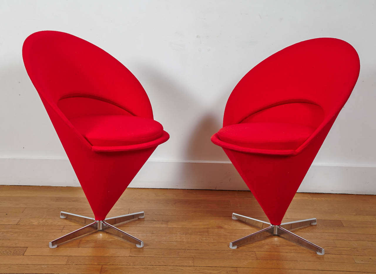 Pair of red covered “K1 Cone chairs”, 1958, by Verner  PANTON  (Danemark 1926-1998)
Rotating model, circular cushion. Chromed steel cross base. 
Manuf. Plus-linje.  Newly recovered same as original.
Réf : A.von Vegesack and M.Remmele, Verner