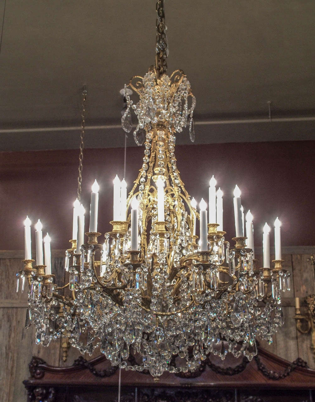 This is a beautiful and gracefully draped chandelier, circa 1875-1885. It has 20 lights.
