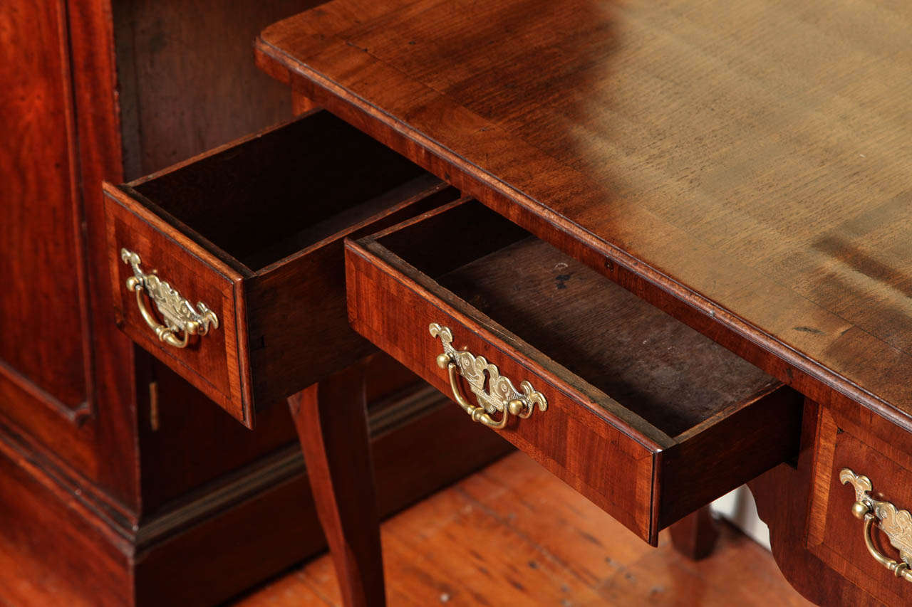 Antique Irish Carved Red Walnut Lowboy circa 1740 In Excellent Condition In New York, NY