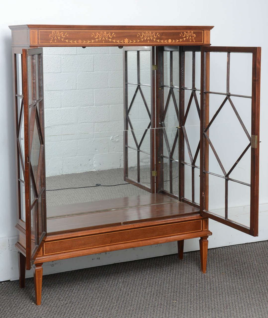 20th Century Antique Mahogany Display Cabinet Made in England, Satinwood Inlay