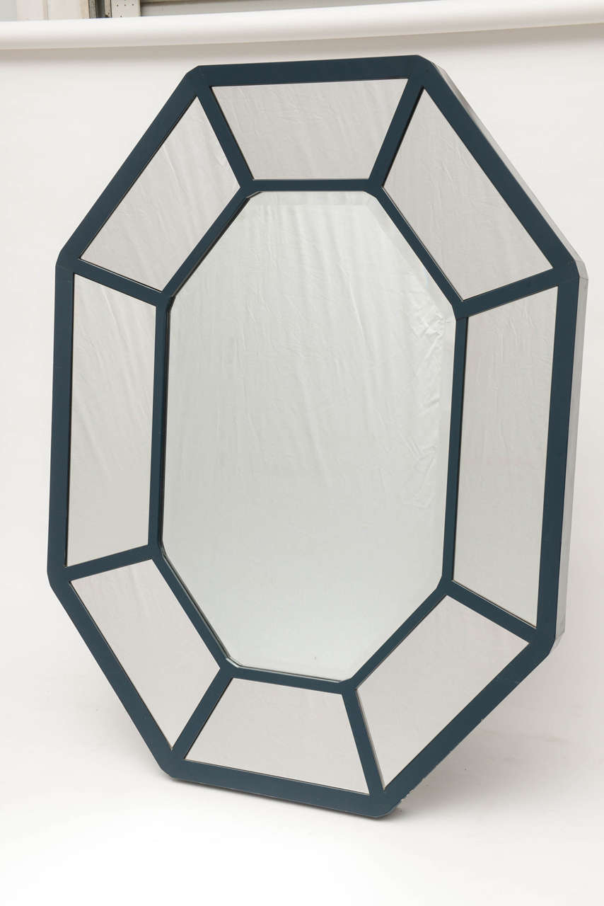Questo è uno dei nostri specchi preferiti di Karl Springer.
Le finiture in Wood sono di colore blu scuro.