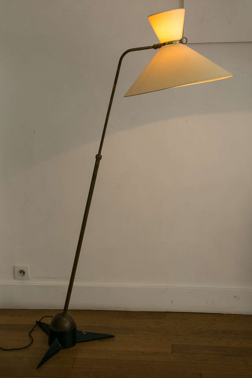 Floor lamp with a mobile shaft and a diabolo shade, on bowl and star base, circa 1950, by Robert Mathieu (1921-2002).
Dimensions: Haut 170 x large 46 cm.
Vintage patina and shade.

Robert Mathieu was a designer and also his own editor,