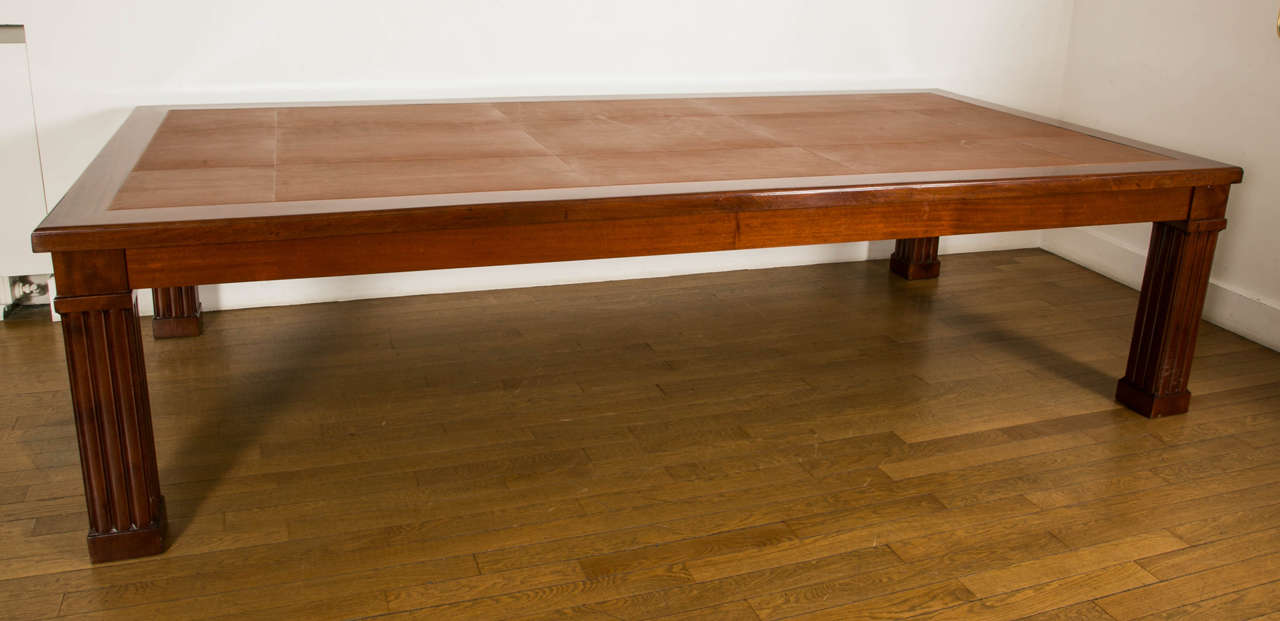 Rare large mahogany table with a brown Morocco leather top, 1925, by Louis SUE and André MARE
Top framed, resting on four square fluted feet.

Prov : Offices in the Amédée Prouvost wool factories, in Roubaix.

Louis Sue (1875-1968) and