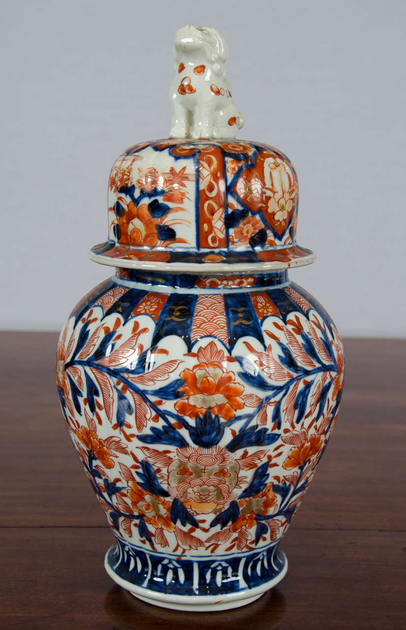 19th Century Lidded Japanese Imari Jar with Foo Dog Finial In Excellent Condition In London, GB