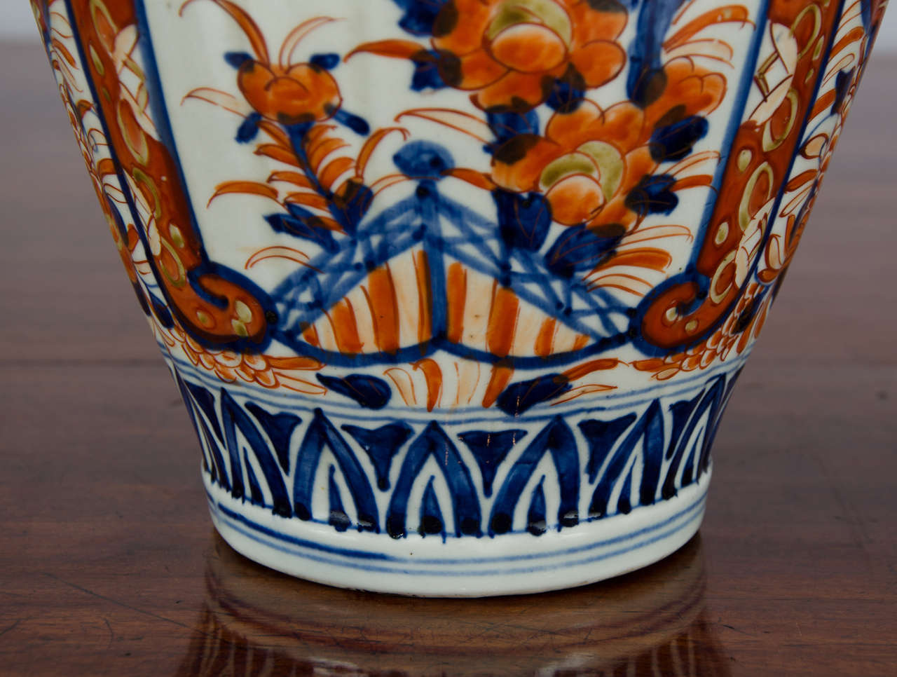 19th Century Lidded Japanese Imari Jar with Flame Shaped Finial 2