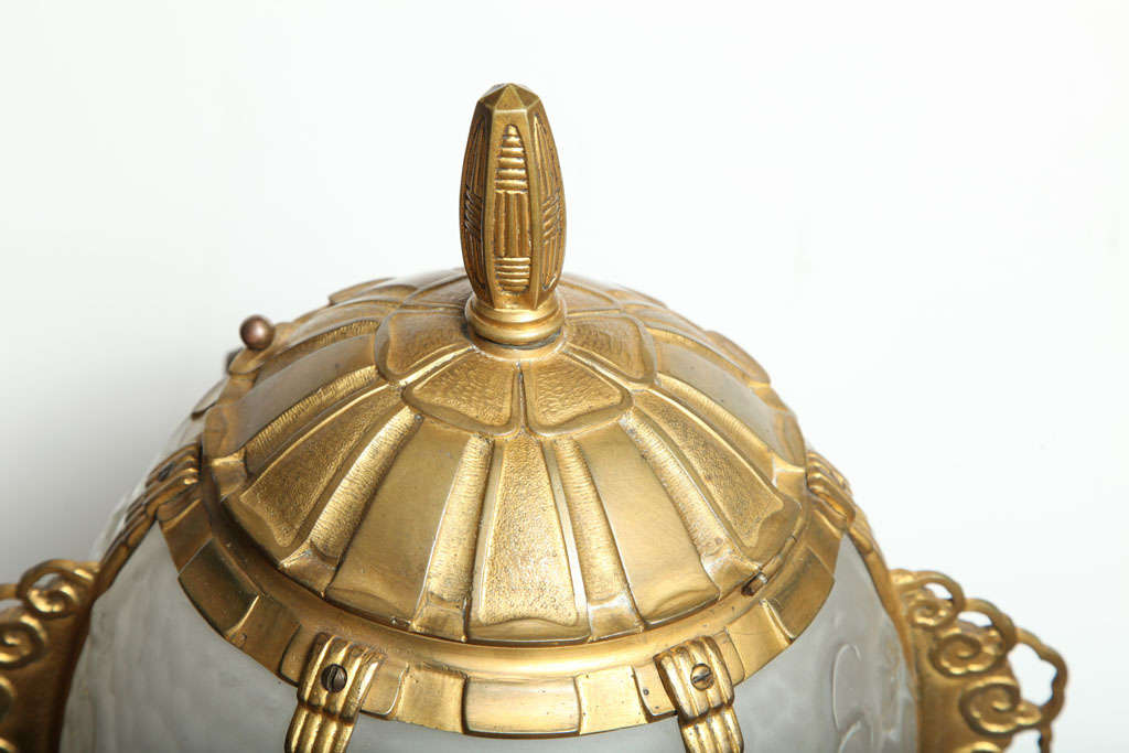 Bronze Rare lampe Art Déco par Sabino en vente
