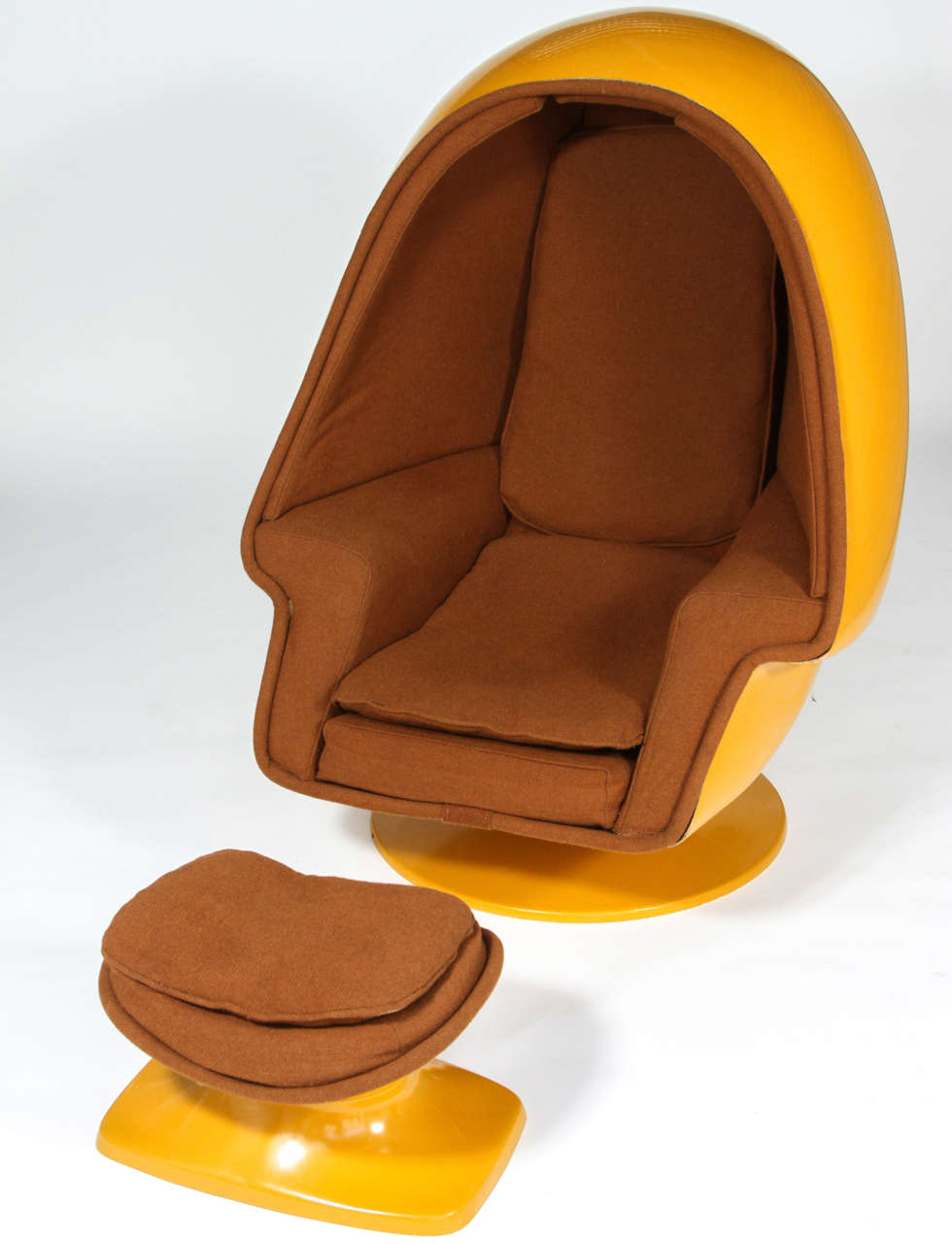 Seltener Vintage By Lee West Alpha Egg Chair,  Original senfgelbes Fiberglas und brauner Stoff.
Die 1970er Jahre waren ein wichtiges Jahrzehnt für den Eierstuhl. Etwa zur gleichen Zeit, als der Egg Sound Chair auf den Markt kam, entwarf Lee West