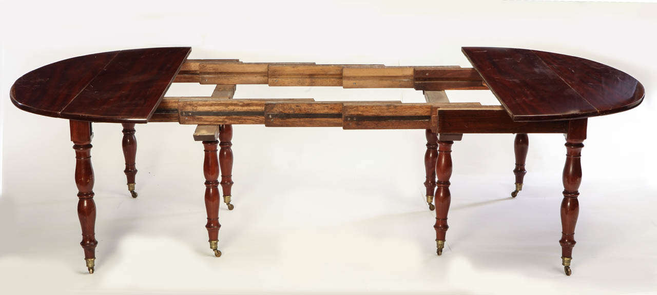 Französischer ausziehbarer Esstisch aus Mahagoni aus dem 18. Jahrhundert mit ausziehbaren Bändern im Angebot 1