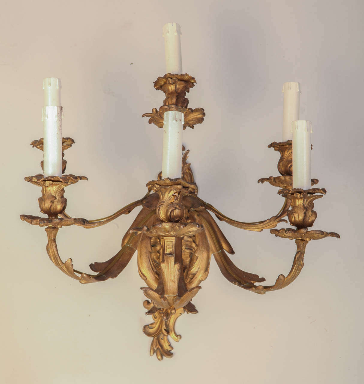 A pair of French mid-19th century Louis XV style ormolu six-arm sconces.
Measures: cm 50 x 47 x 50.