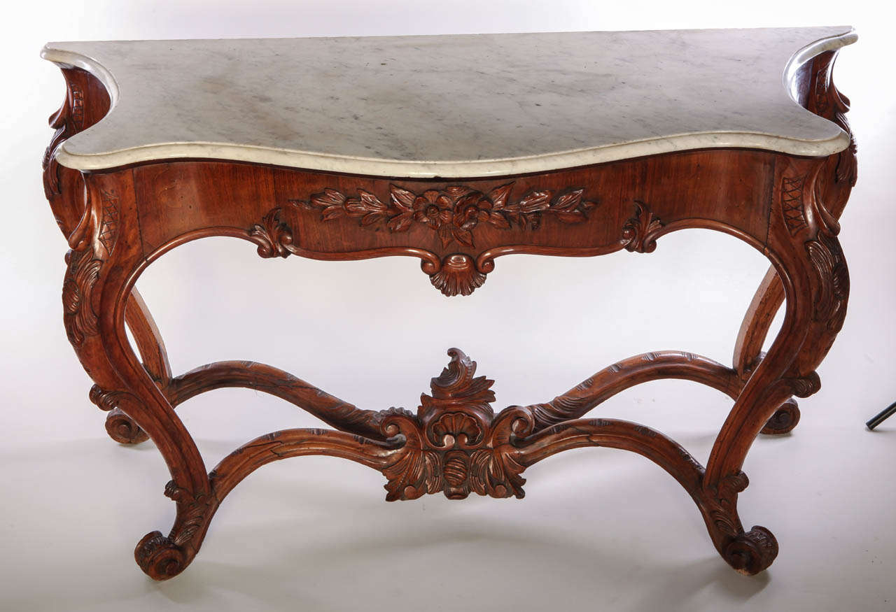 An Italian 19' century carved walnut  Console Table with a white Marble top

cm 165x 96 x68
