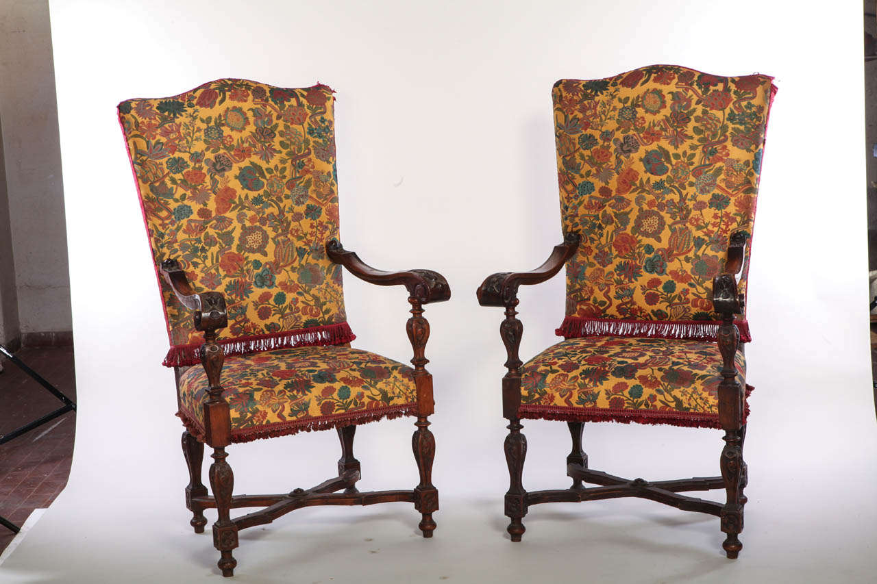 A fine set of 4 Italian walnut carved armchairs. 
cm 130xx60x50