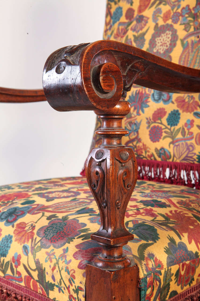 Fine Set of Four Italian  19'century Walnut Carved Armchairs 2