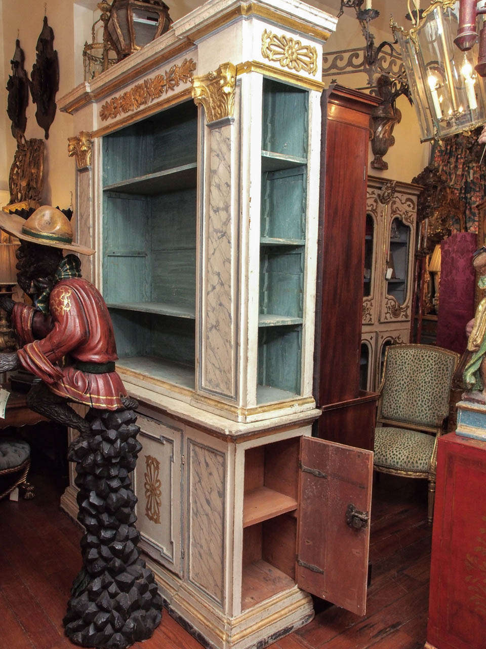 18th Century Italian and Gilt Painted Bookcase For Sale 4