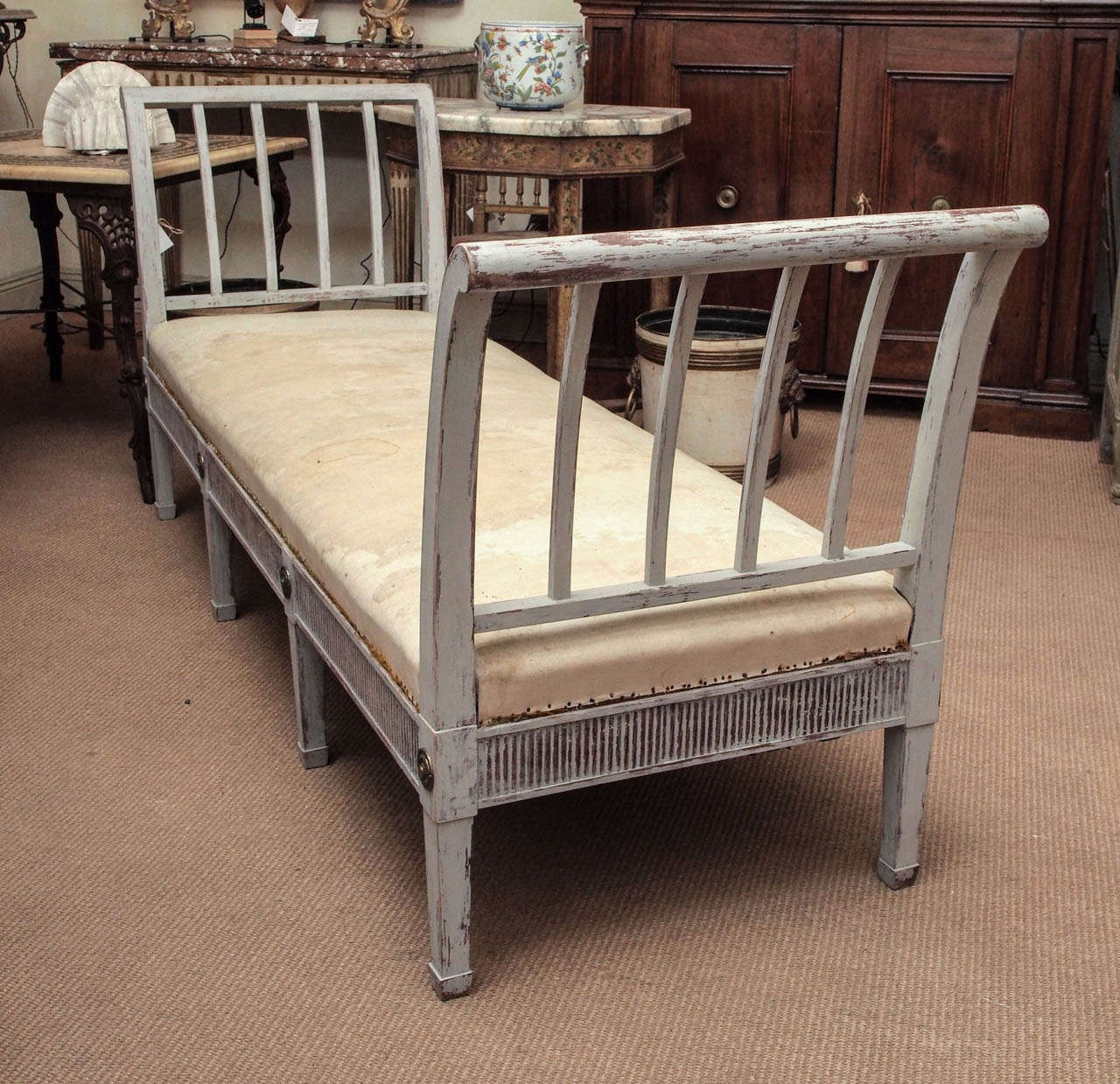 Early 20th Century Gustavian Style Painted Daybed For Sale 2