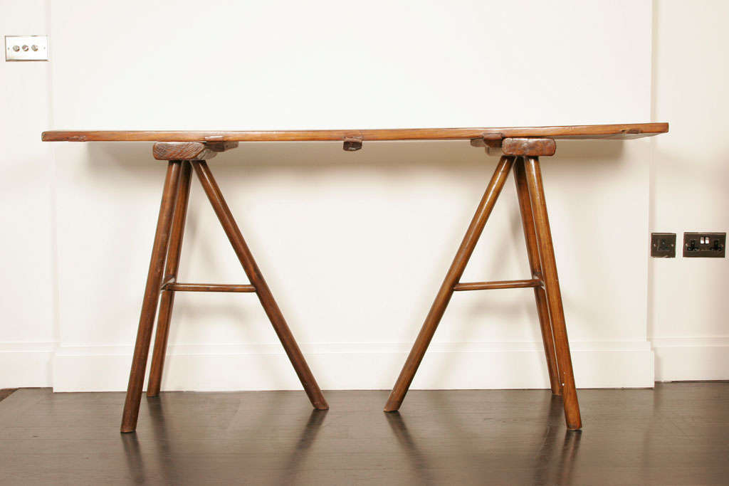 An elegant and simple Chinese trestle table