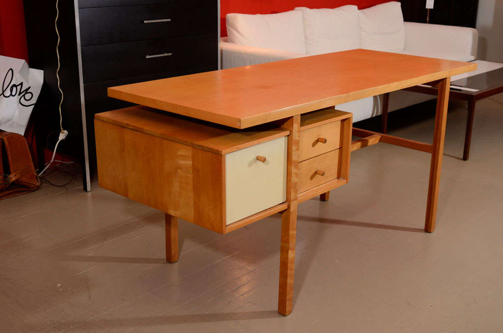 Early and rare maple and lacquered desk by Milo Baughman In Excellent Condition In New York, NY