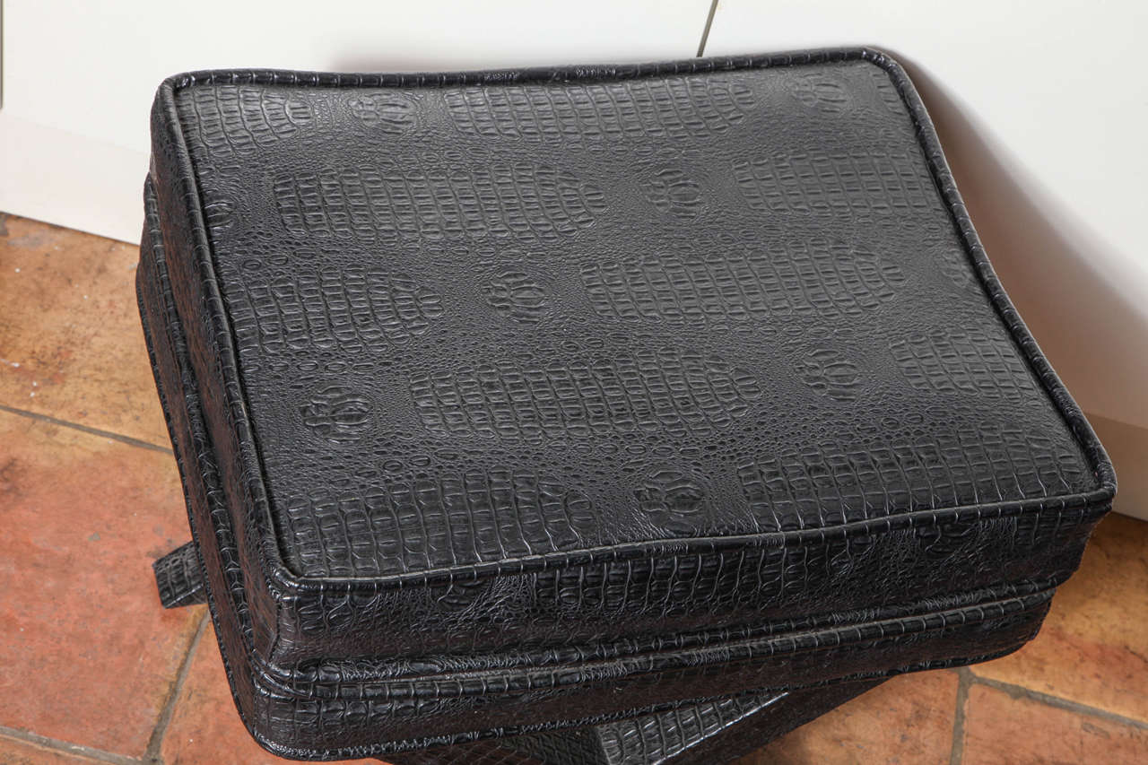1970s English Black Faux Crocodile Leather X Ottoman (Moderne) im Angebot