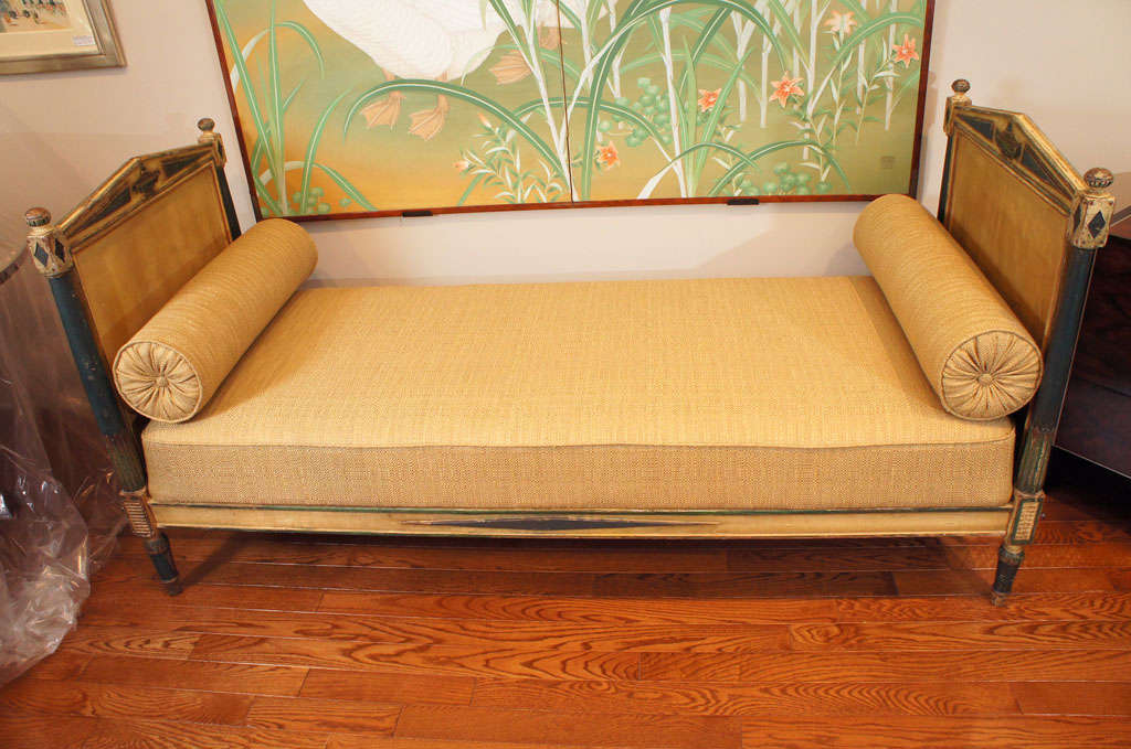French painted day bed In Excellent Condition In Hudson, NY