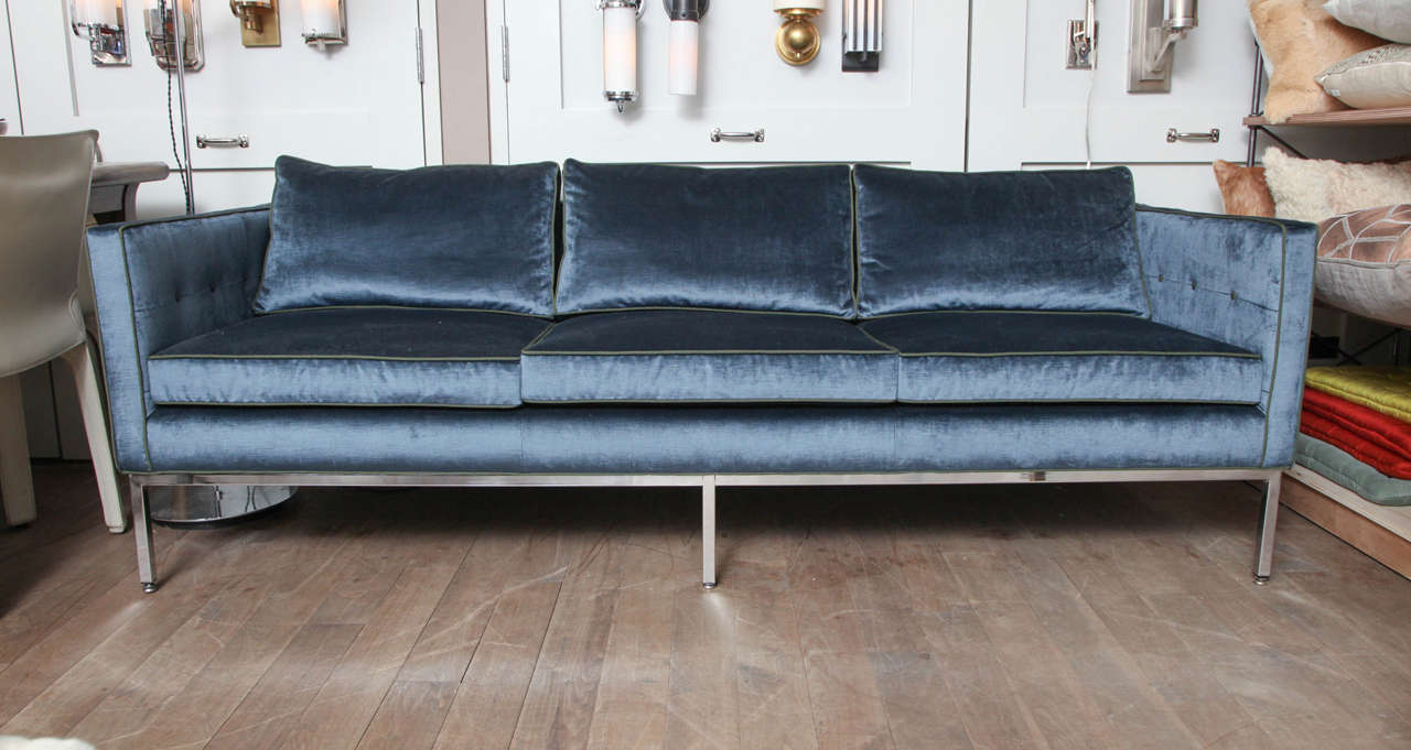 Divano a tre posti con base cromata di Thayer Coggin alla maniera di Florence Knoll, con schienale e braccioli interni con bottoni su misura, imbottiti in velluto blu con bordo e bottoni in gros-grain verde cacciatore a contrasto.