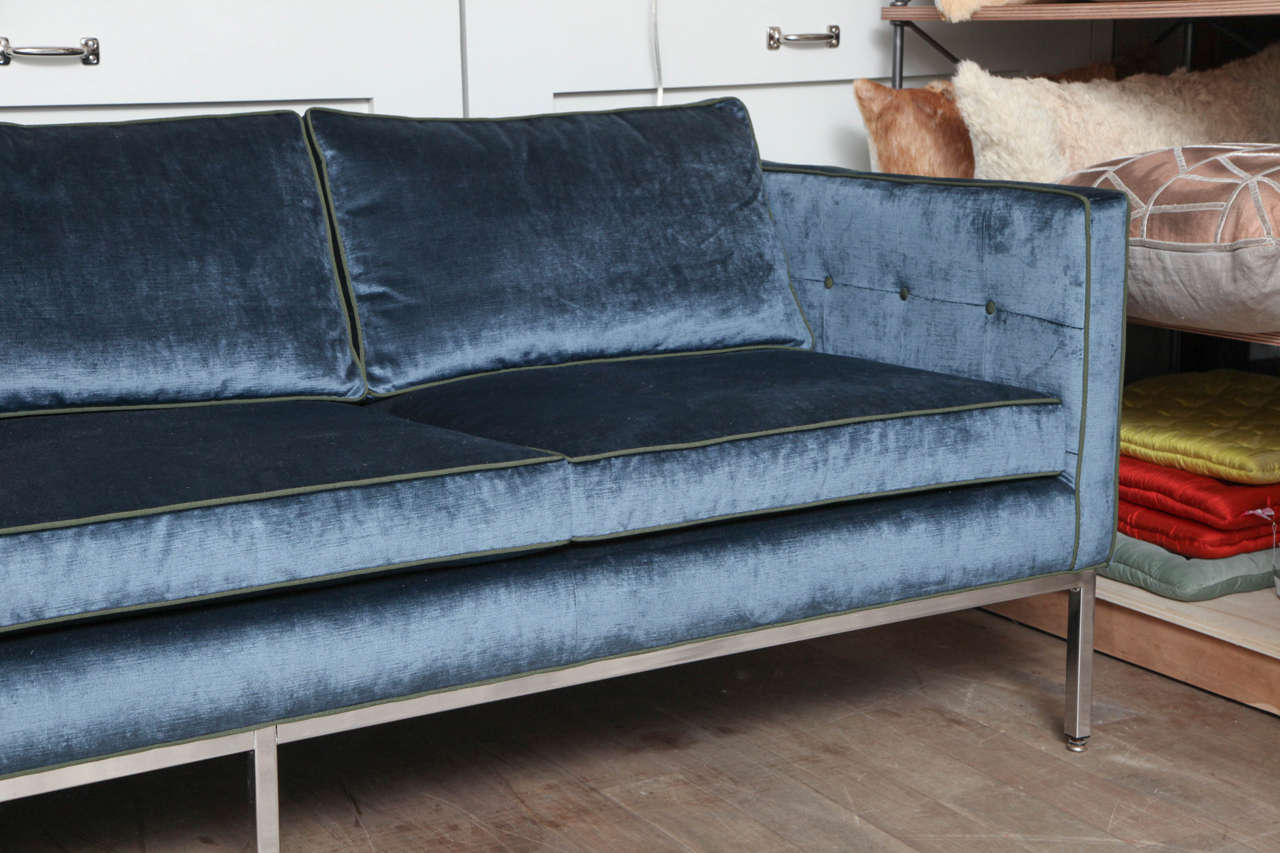 Divano in velluto blu 1