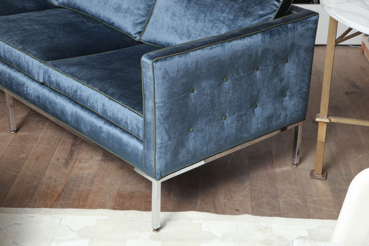 Divano in velluto blu 4