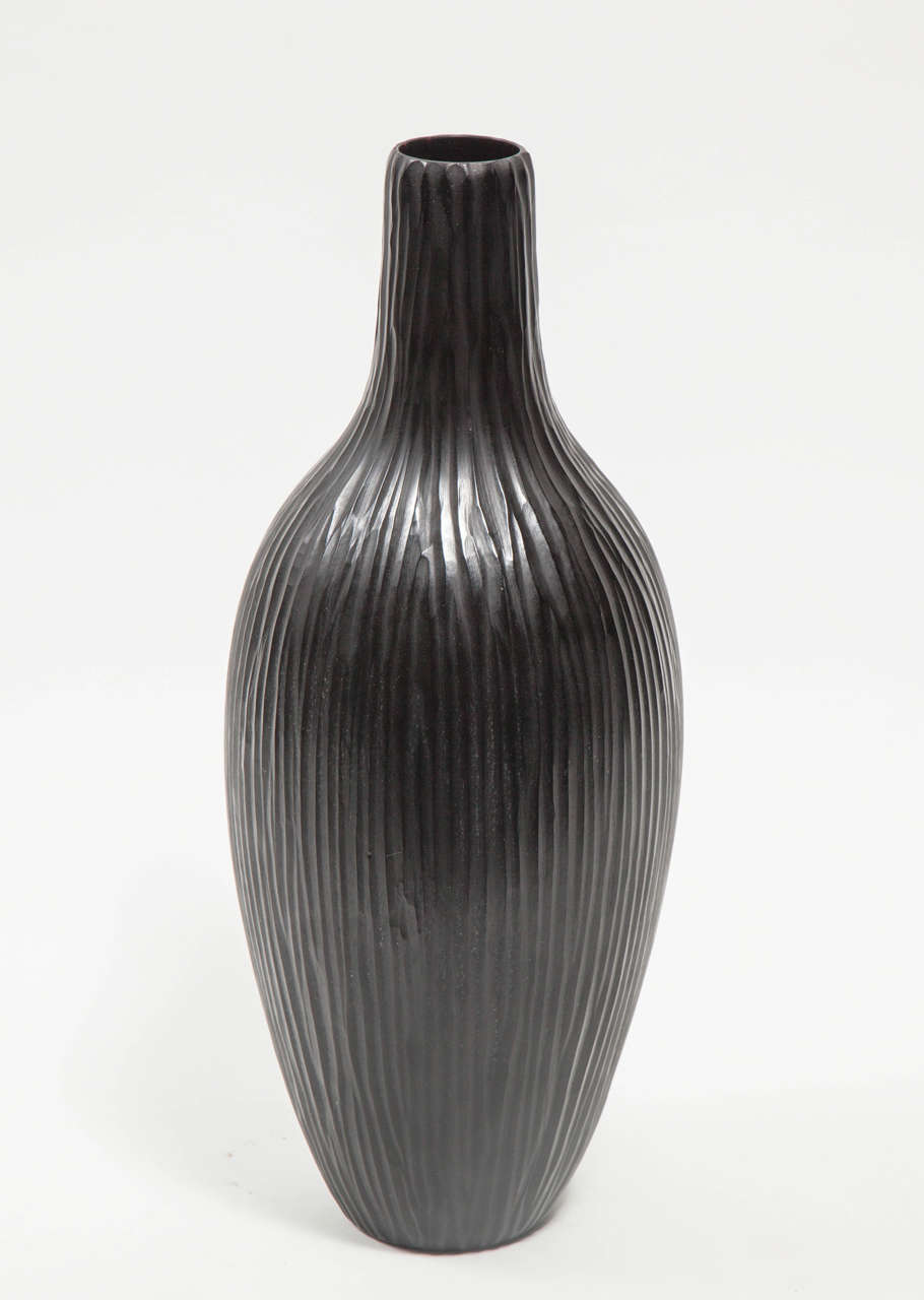 Le vase en verre noir de Murano soufflé à la main et taillé au battoir de l'artiste italien contemporain Massimo Micheluzzi a été réalisé en 2002. Signature incisée sur la face inférieure : [Massimo Micheluzzi, Murano, 2002].

Image 6 : Massimo