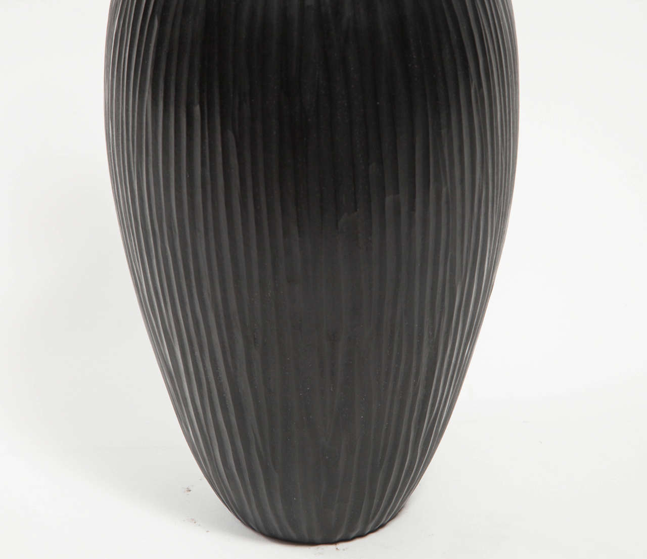 italien Vase en verre noir de Murano, soufflé à la main et taillé au Battuto, Massimo Micheluzzi, 2002 en vente