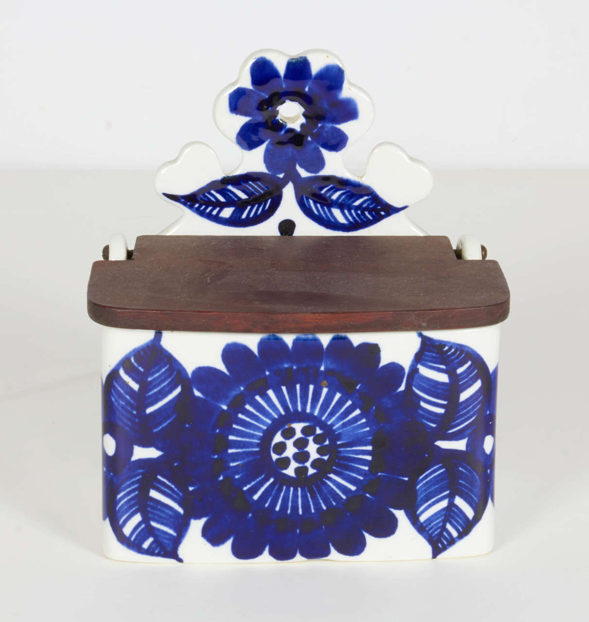 Charming pottery box with a wooden hinged lid. Part of Arabia's Atelje series, this piece can be wall-mounted. Designed by Gunvor Olin-Gronqvis. Please contact for location. 
 