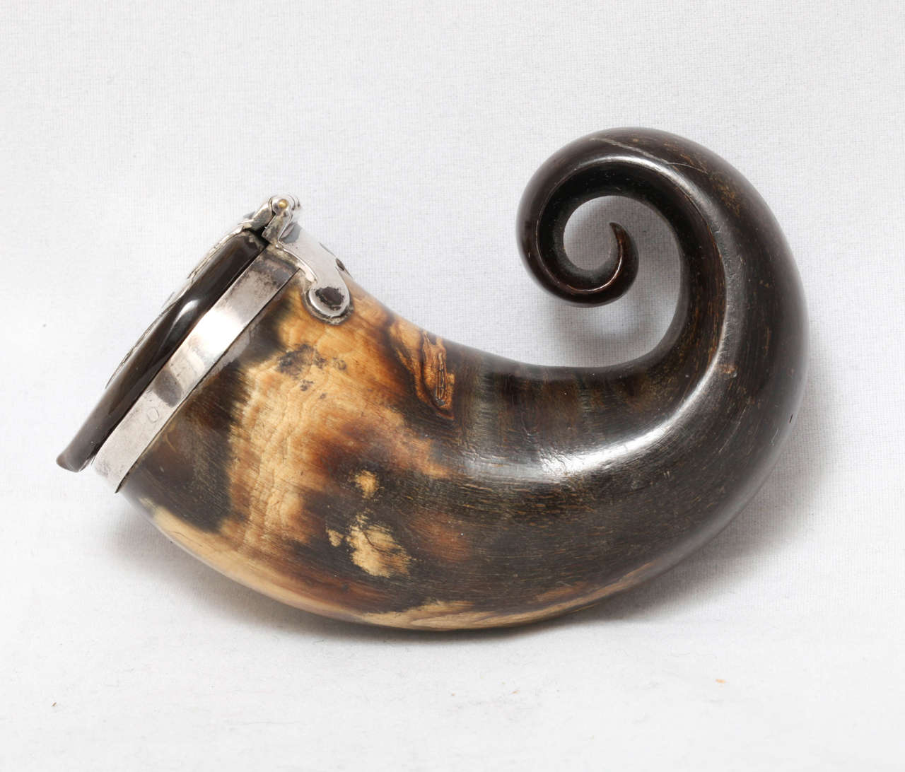 Georgian, sterling silver-mounted (unmarked, but tested) ram's horn snuff mull with hinged lid, Scotland, circa 1800. Measures: 8