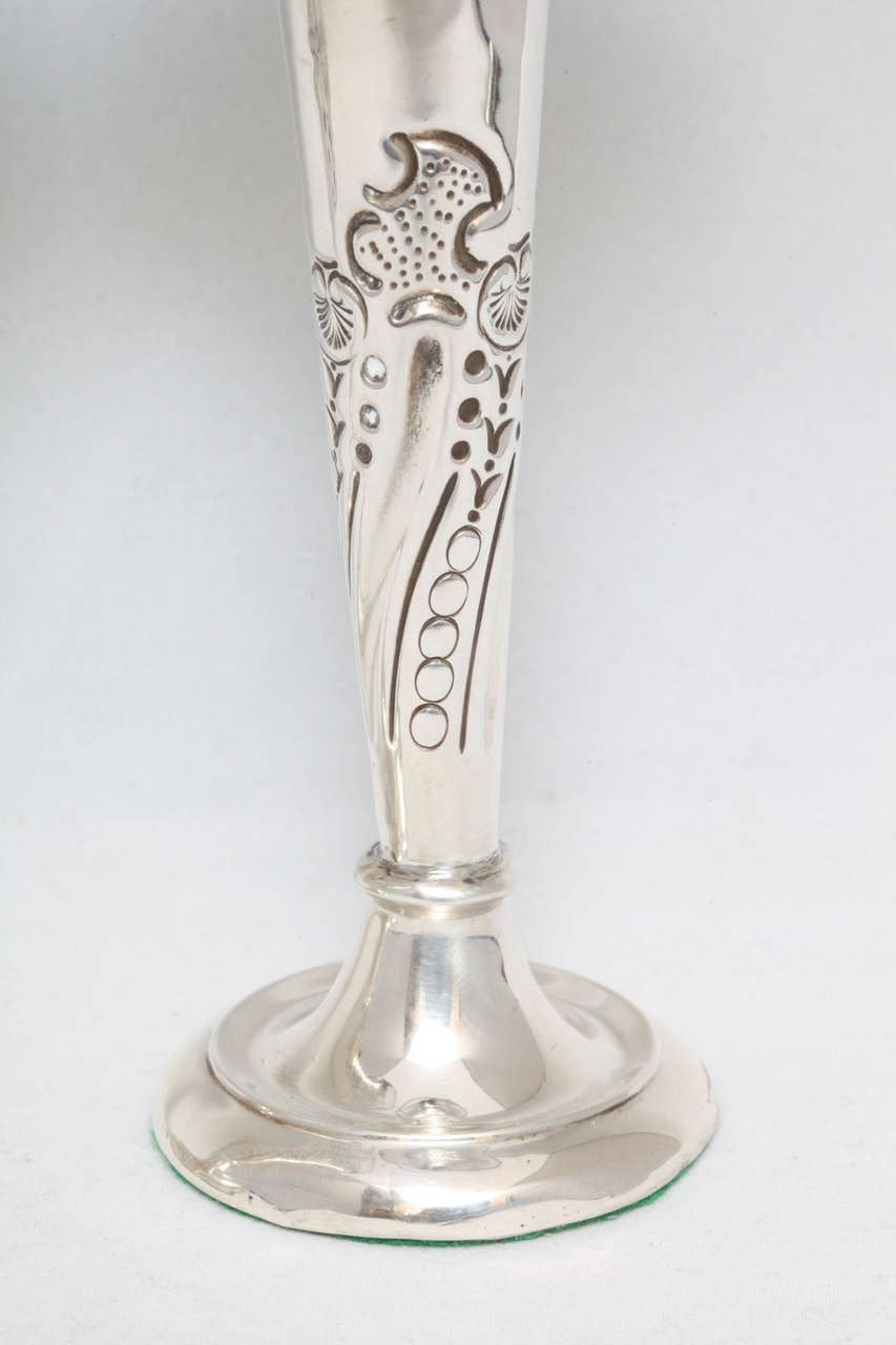 Edwardian Pair of Sterling Silver Bud Vases In Excellent Condition In New York, NY