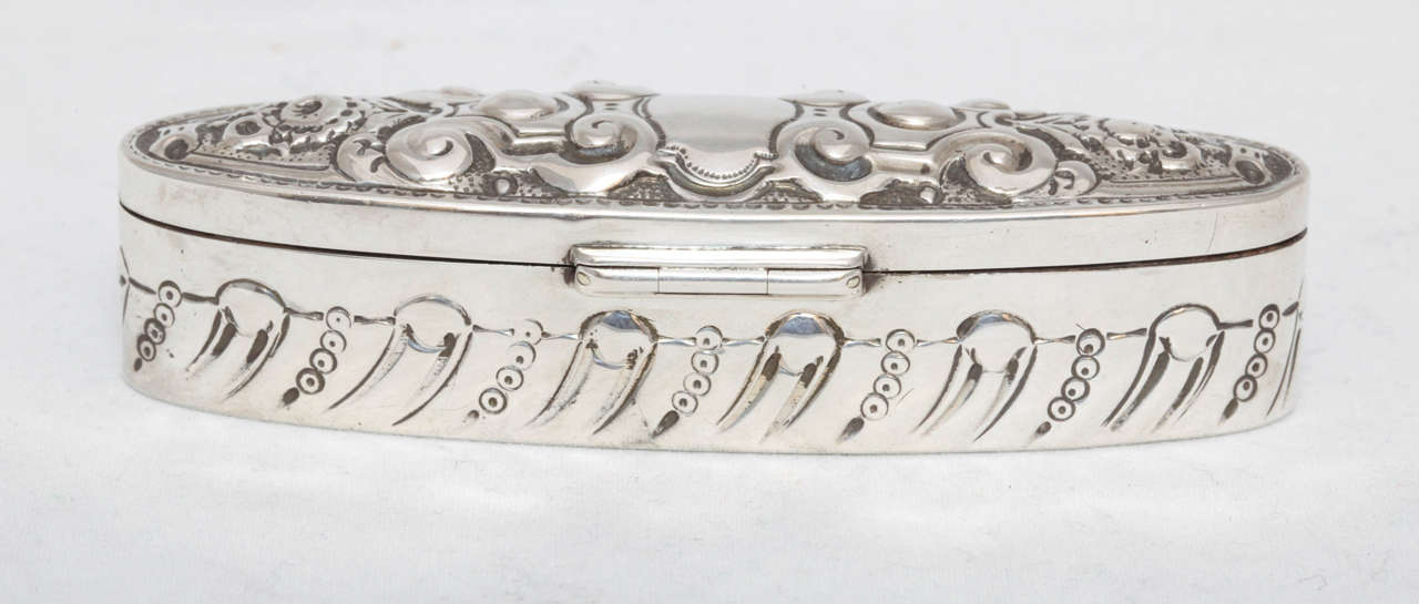 Lovely Victorian Four-Ring Fitted Oval Ring Box with Hinged Lid In Excellent Condition In New York, NY