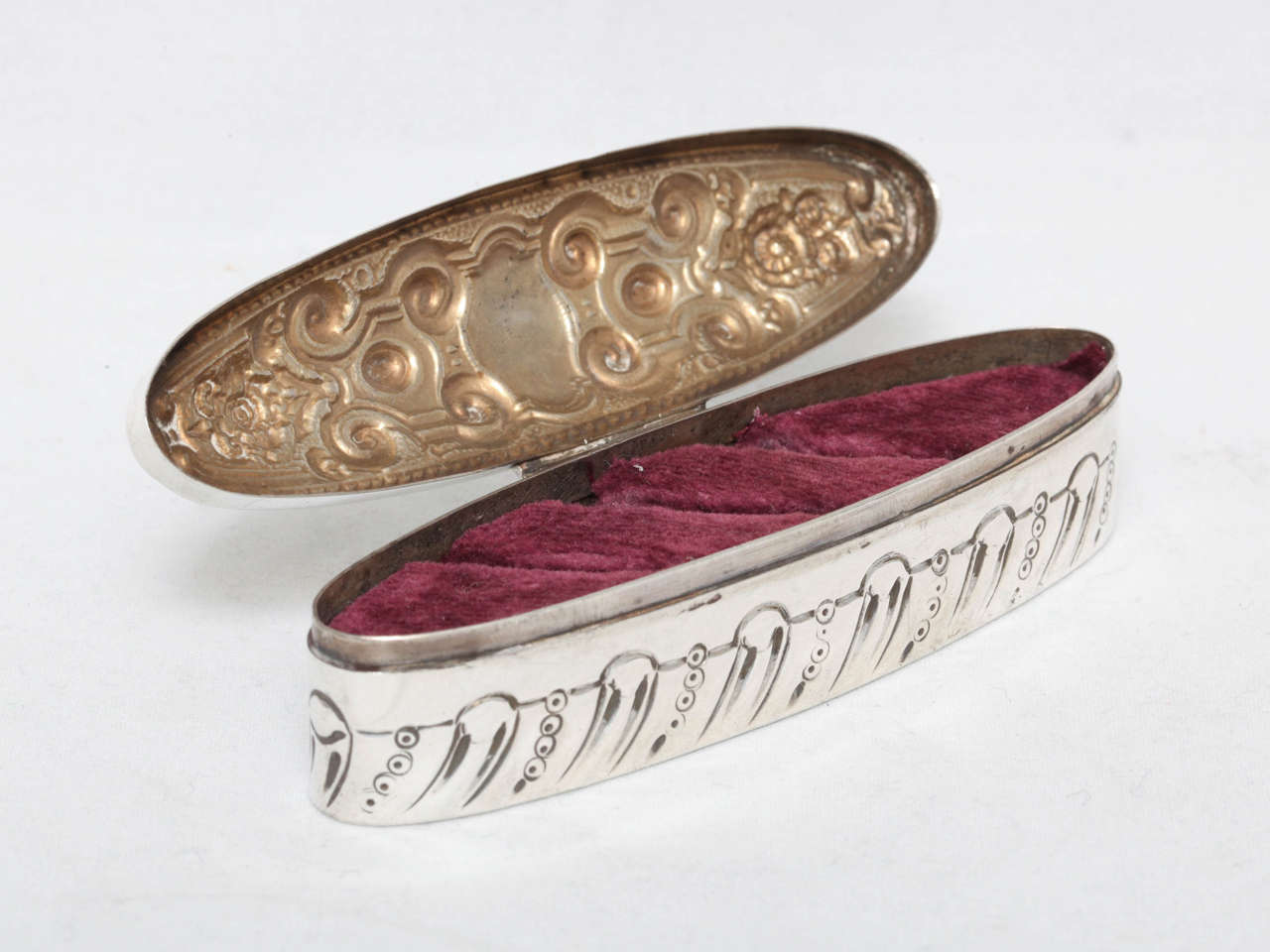 Late 19th Century Lovely Victorian Four-Ring Fitted Oval Ring Box with Hinged Lid