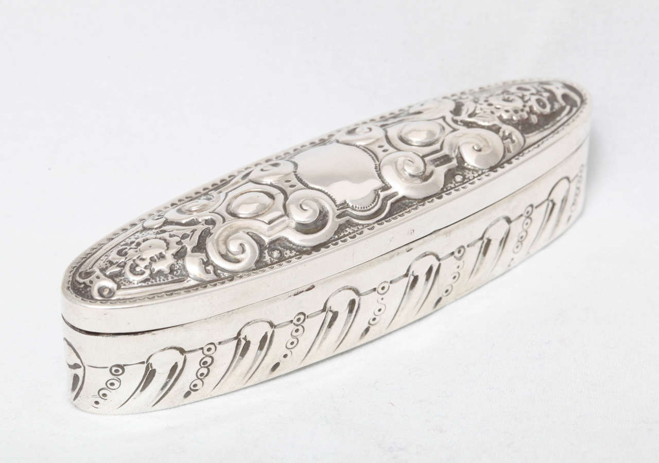 Lovely Victorian Four-Ring Fitted Oval Ring Box with Hinged Lid 2