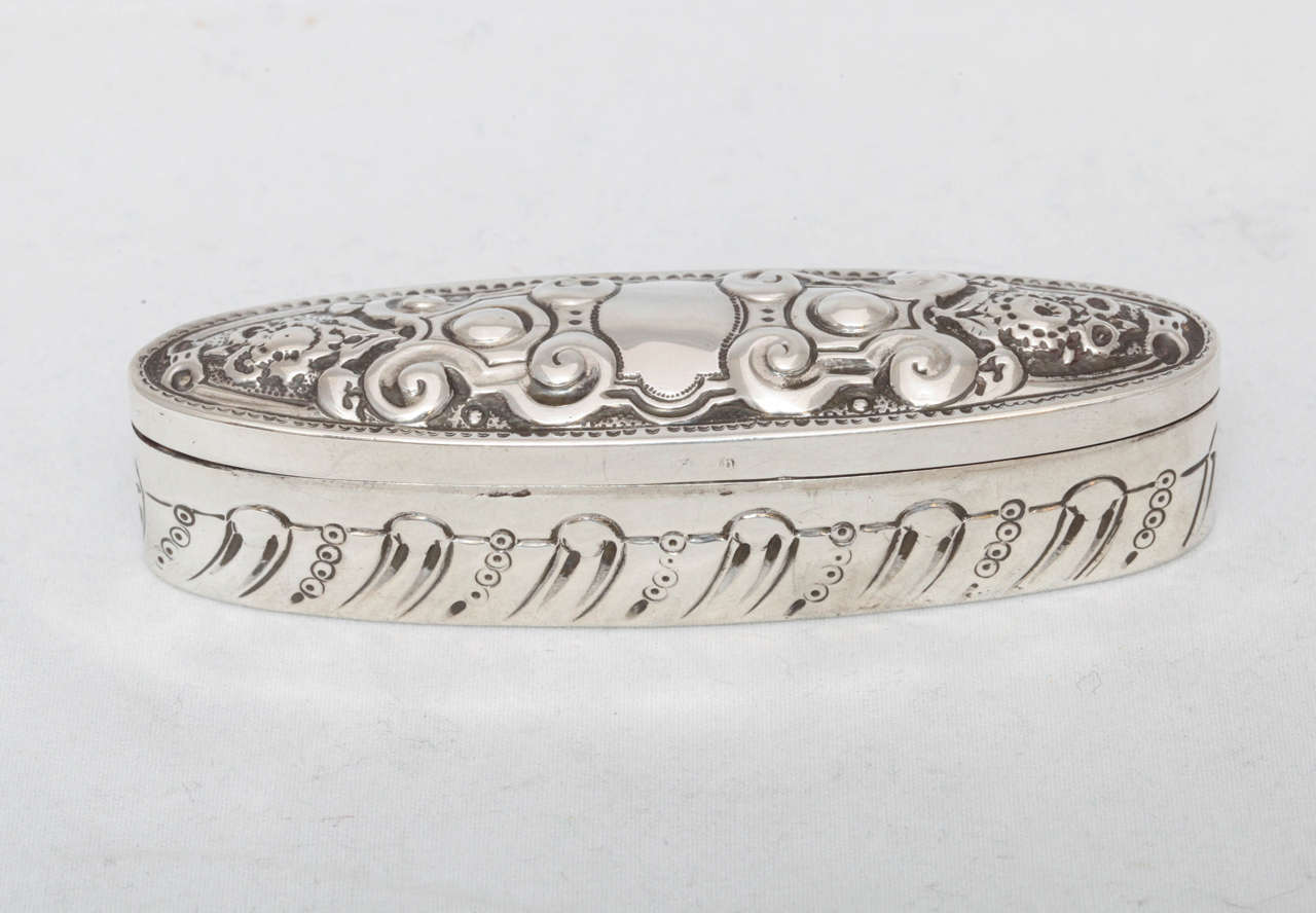 Lovely Victorian Four-Ring Fitted Oval Ring Box with Hinged Lid 3