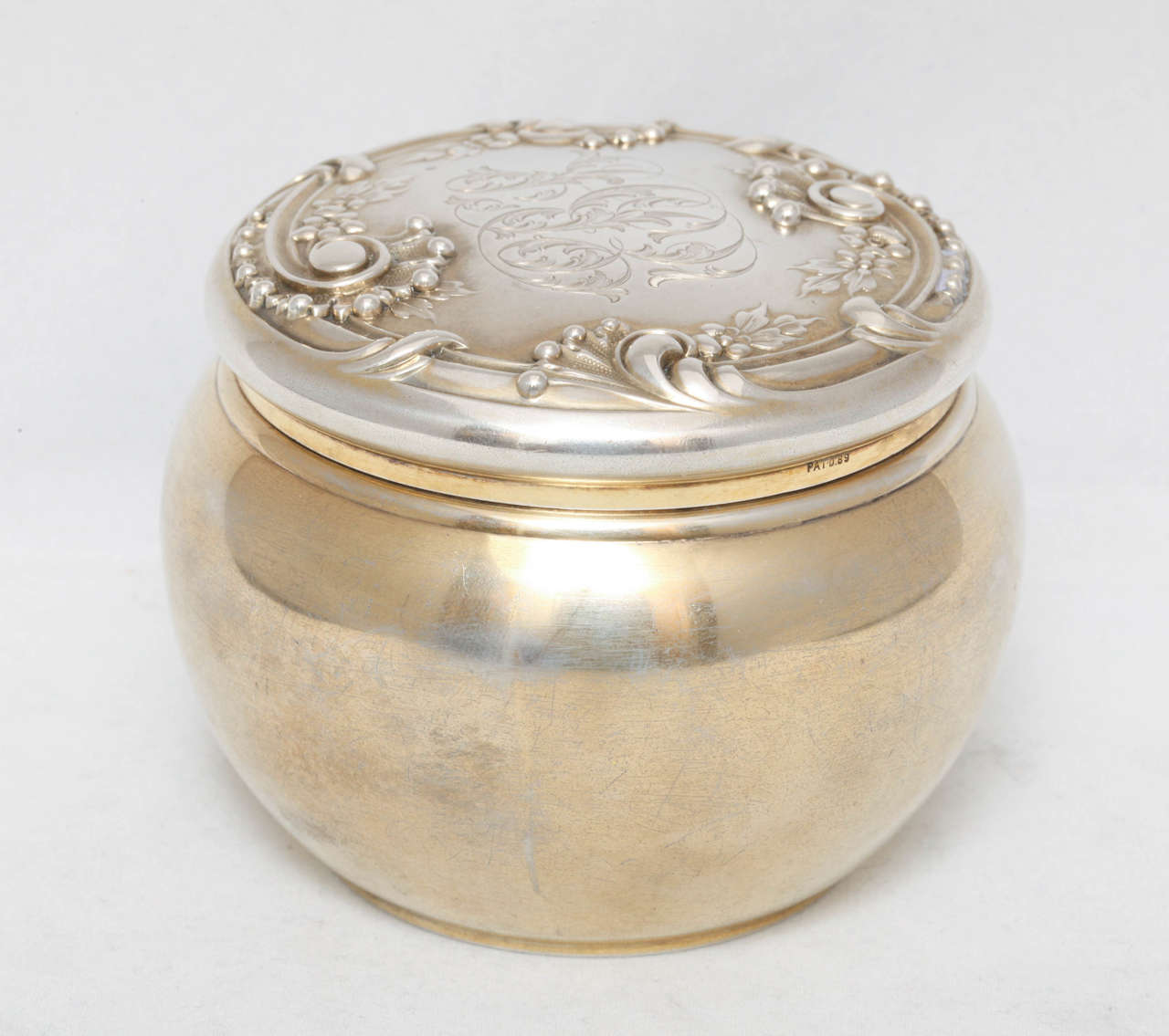 Fin du XIXe siècle Pot de commode ou pot à bijoux victorien inhabituel tout en argent sterling doré en vente