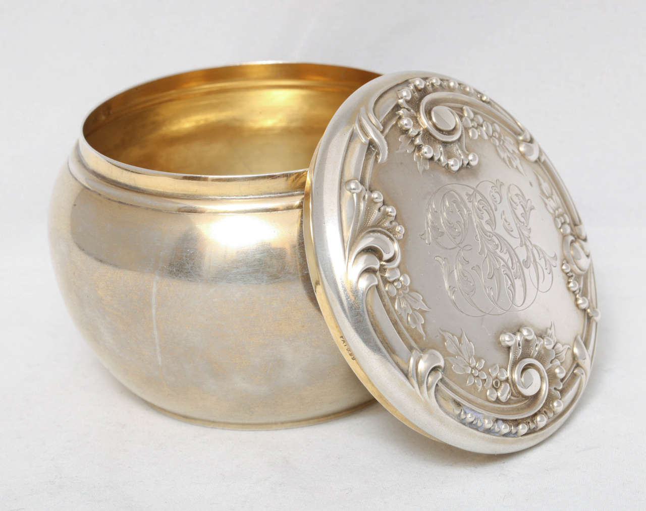 Pot de commode ou pot à bijoux victorien inhabituel tout en argent sterling doré en vente 2