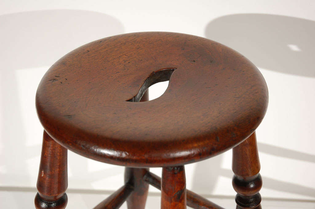 18th Century Walnut Stool with Original Old Surface from New England im Zustand „Gut“ in Los Angeles, CA