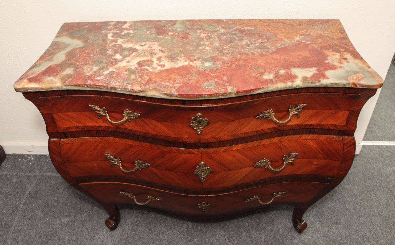 Serpentine, Northern Italian Commode In Good Condition For Sale In Newport Beach, CA