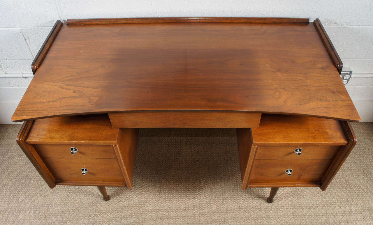 A Modern Desk in Walnut In Good Condition In Hudson, NY