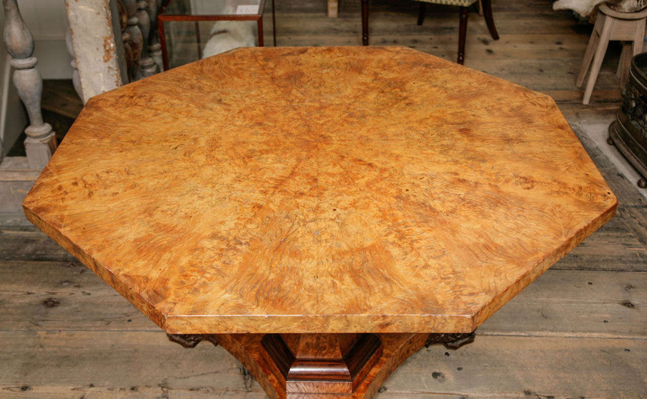 A George IV Burr and Figured Oak Center Table Attributed to Gillows In Excellent Condition In London, GB