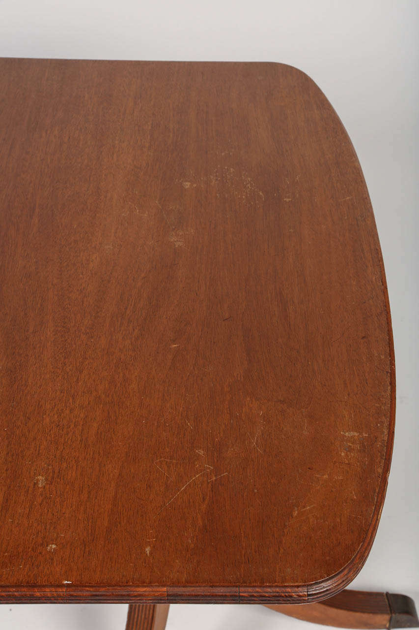 20ième siècle Table à manger en acajou de style Duncan Phyfe en vente