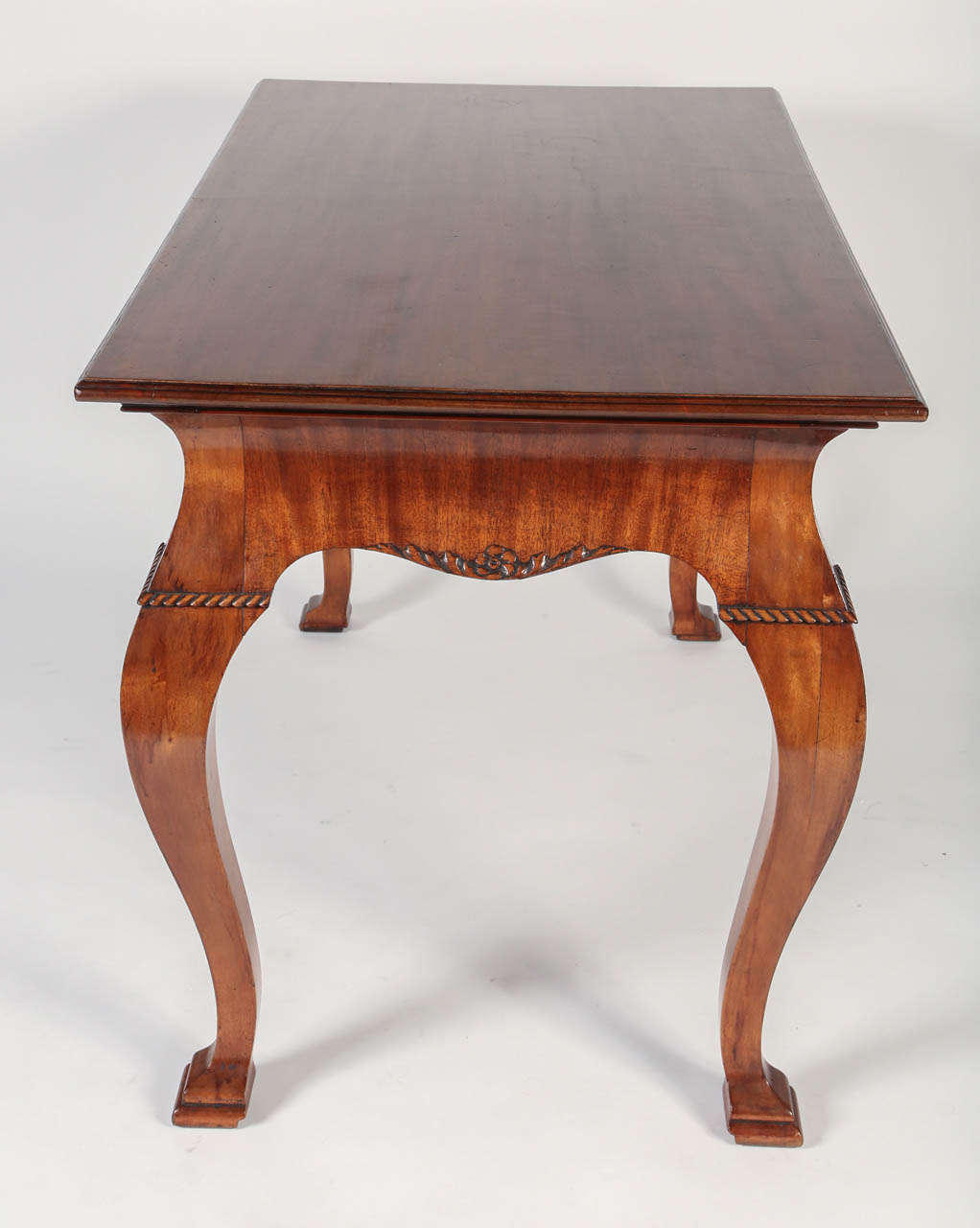 George II Style Mahogany Desk In Excellent Condition For Sale In Los Angeles, CA