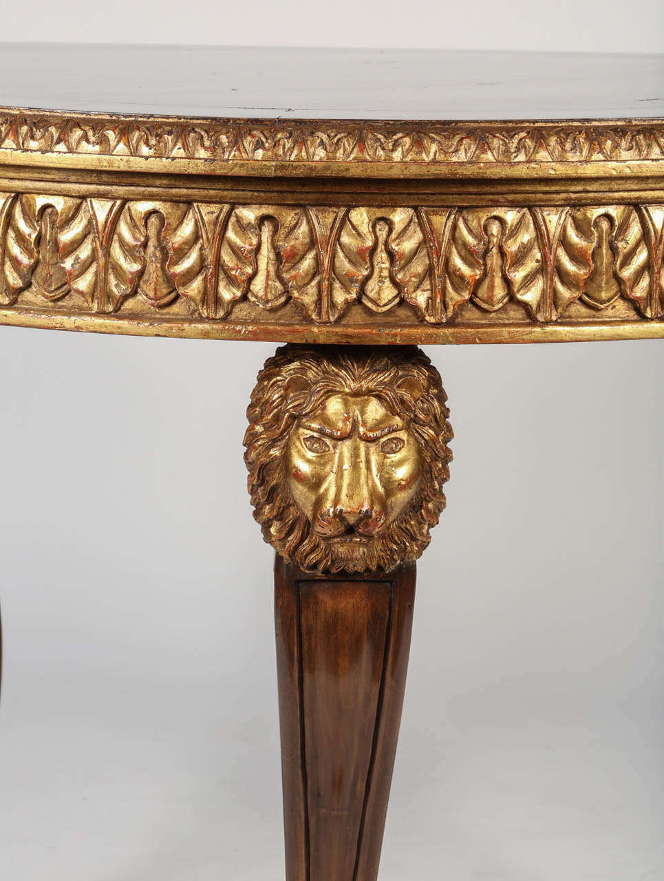 Américain Table centrale à tête de lion en bois doré et noyer