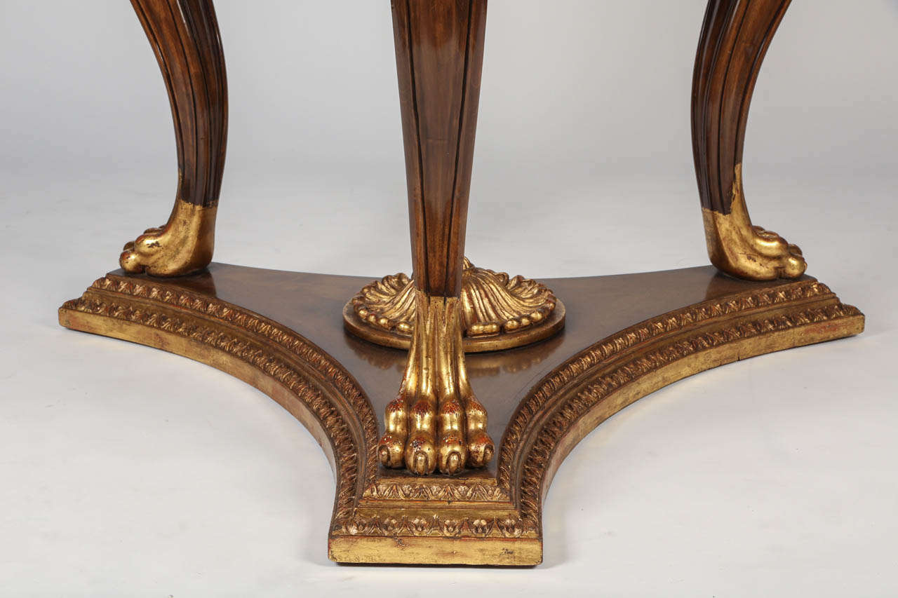 Table centrale à tête de lion en bois doré et noyer Excellent état à Los Angeles, CA